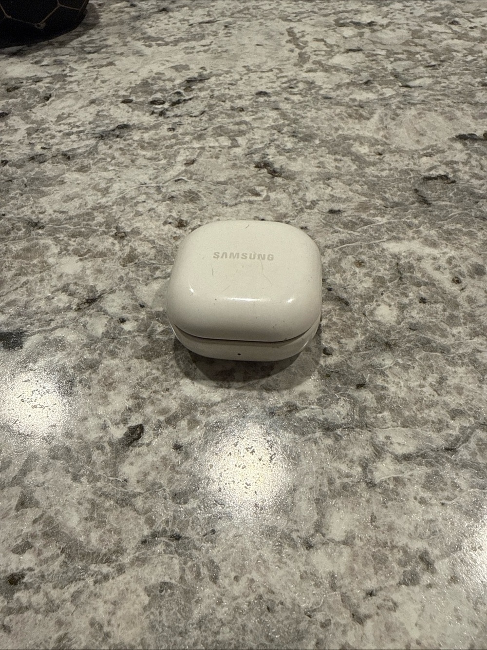 Samsung White Wireless Earbuds Charging Case